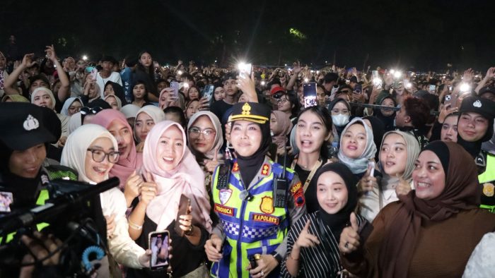 Puluhan Ribu Penonton Padati Konser NDX AKA di Batang, Pengamanan Berjalan Terkendali