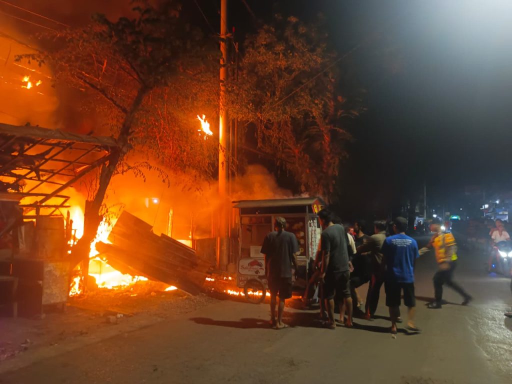 Warung di Sragi Pekalongan Terbakar, Diduga Akibat Korsleting Listrik
