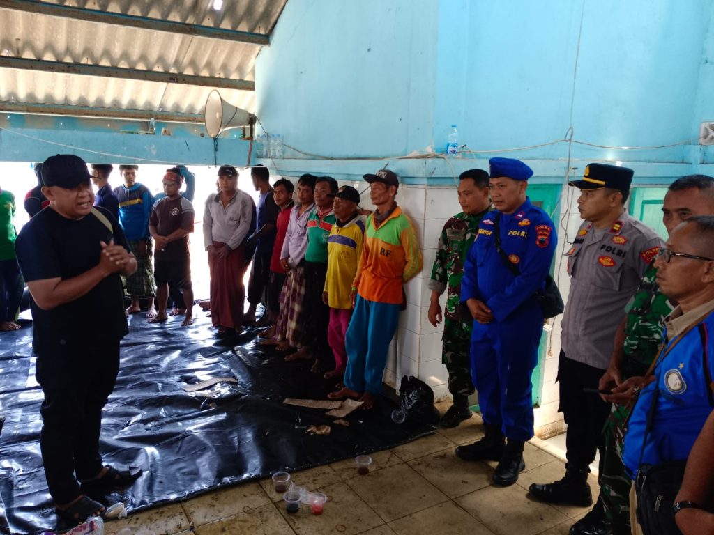 Kapal Tenggelam di Perairan Batang, 15 ABK Diselamatkan Nelayan dan Dikawal Polisi