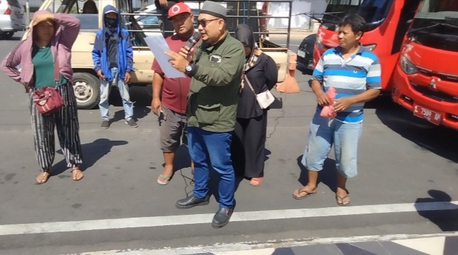 Puluhan Pedagang Pasar Gersikan Geruduk Balai Kota Dan DPRD Surabaya, Ini Tuntutannya