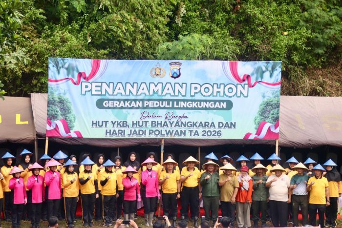 Kapolres Pasuruan Turut Serta Tanam Pohon Dalam Rangka HUT Yayasan Kemala Bhayangkari