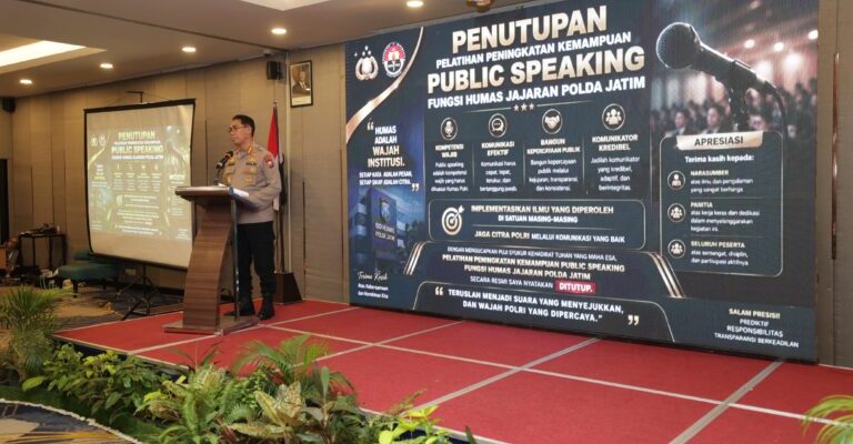 Kabid Humas Polda Jatim Tutup Pelatihan Public Speaking, Tekankan Komunikasi Jujur dan Transparan