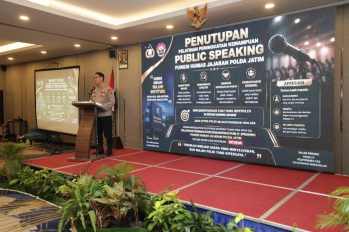 Kabid Humas Polda Jatim Tutup Pelatihan Public Speaking, Tekankan Komunikasi Jujur dan Transparan