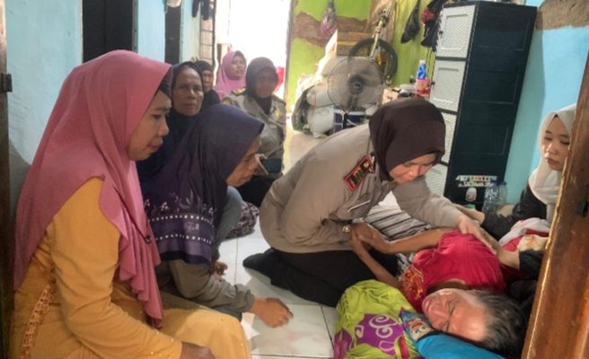 Polres Pasuruan Takziah dan Berikan Santunan Korban Laka di Perlintasan Kereta