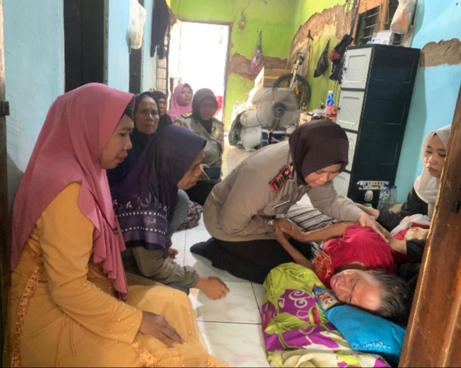 Polres Pasuruan Takziah dan Berikan Santunan Korban Laka di Perlintasan Kereta