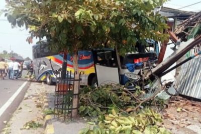 Sopir Boks Terjepit, Tewas Di Tempat Tabrak Bus Sumber Yang Sedang Mogok