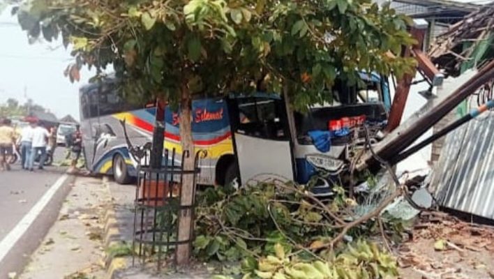 Sopir Boks Terjepit, Tewas Di Tempat Tabrak Bus Sumber Yang Sedang Mogok