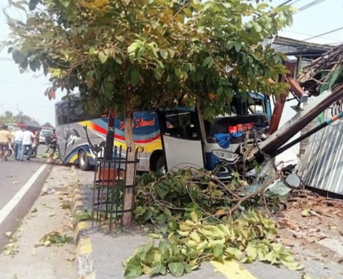 Sopir Boks Terjepit, Tewas Di Tempat Tabrak Bus Sumber Yang Sedang Mogok