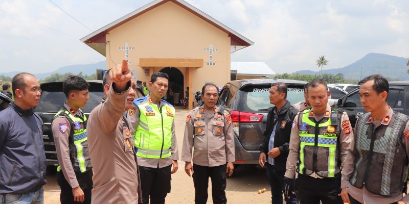 Dukung Program Kapolda Sumsel “Nyago Sumsel”, Kapolres Musi Rawas Terapkan “Nyago Musi Rawas”, Turun Langsung Sterilisasi Gereja