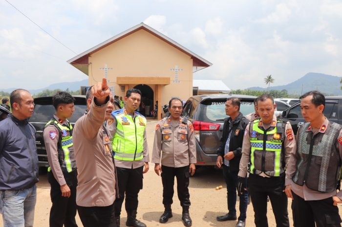 Dukung Program Kapolda Sumsel “Nyago Sumsel”, Kapolres Musi Rawas Terapkan “Nyago Musi Rawas”, Turun Langsung Sterilisasi Gereja