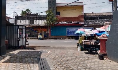 Akses Masuk Klinik Kecantikan di Jalan Mawar Terhambat PKL, Pemilik Keluhkan Alih Fungsi Bahu Jalan