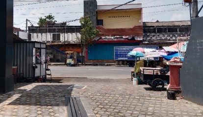 Akses Masuk Klinik Kecantikan di Jalan Mawar Terhambat PKL, Pemilik Keluhkan Alih Fungsi Bahu Jalan