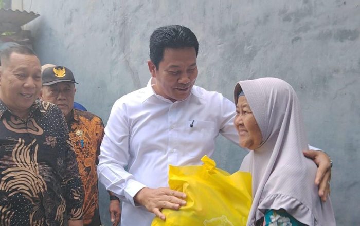 Tinjau RTLH di Kureksari, Bupati Subandi Pastikan Perbaikan Rumah dan Salurkan Bantuan Kursi Roda