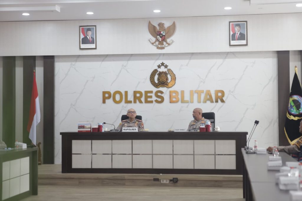 Perkuat Peran Bhabinkamtibmas, Kapolres Blitar Simak Arahan Kakorbinmas Baharkam Polri