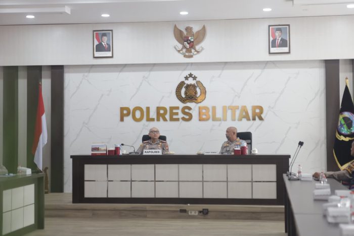 Perkuat Peran Bhabinkamtibmas, Kapolres Blitar Simak Arahan Kakorbinmas Baharkam Polri