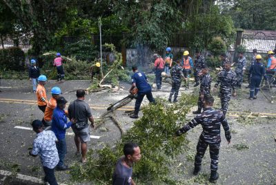Jaga Keamanan Masyarakat Pengguna Jalan, Kodaeral lX Bantu Pruning Pohon di Jln. Piere Tendean Ambon
