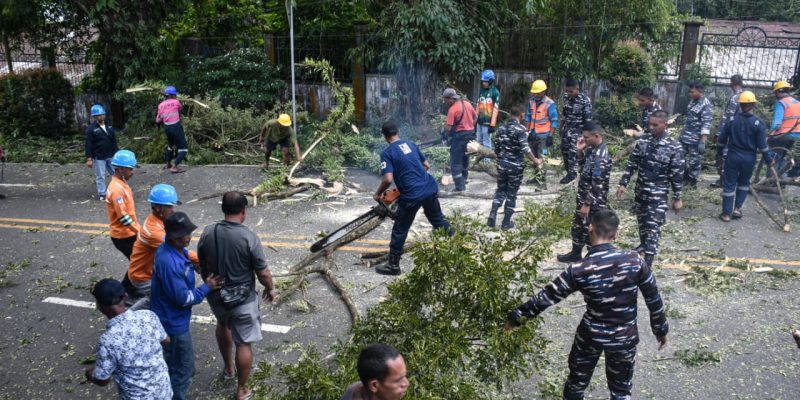 Jaga Keamanan Masyarakat Pengguna Jalan, Kodaeral lX Bantu Pruning Pohon di Jln. Piere Tendean Ambon