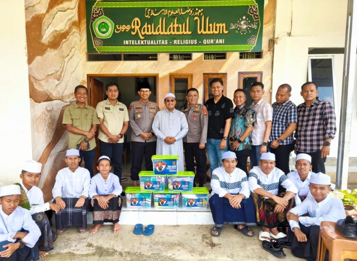 Kapolres Musi Rawas Sambangi Pondok Pesantren Raudlatul Ulum