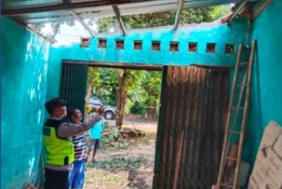 Pohon Johar Tumbang Timpa Kanopi Rumah Warga di Karanganyar Pekalongan