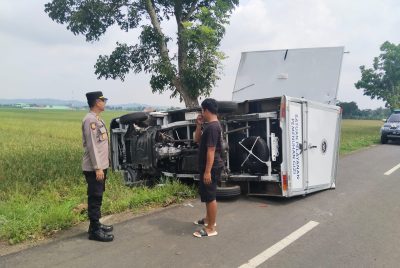 Diduga Gangguan Ban Depan, Mobil Boks Terguling di Jalan Klairan Kesesi