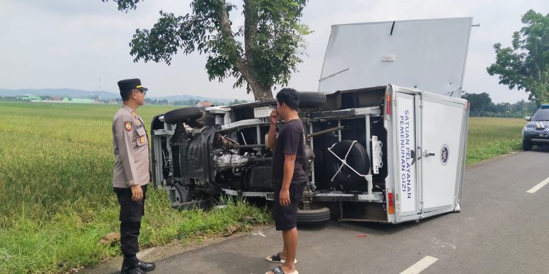 Diduga Gangguan Ban Depan, Mobil Boks Terguling di Jalan Klairan Kesesi