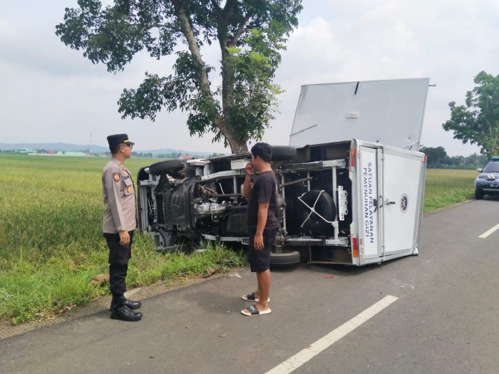 Diduga Gangguan Ban Depan, Mobil Boks Terguling di Jalan Klairan Kesesi
