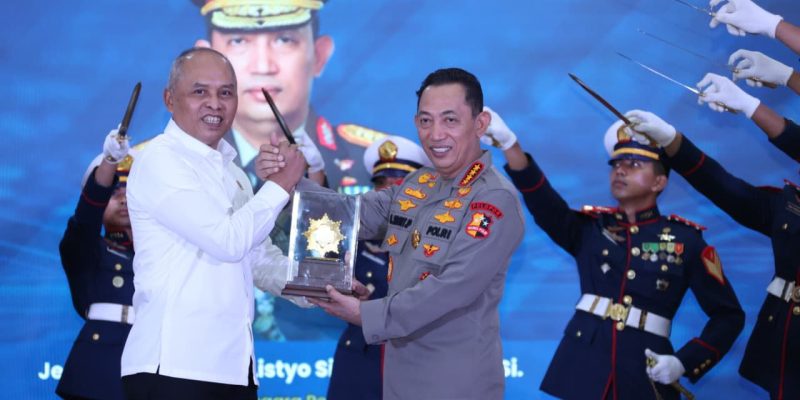 Kapolri Terima Penghargaan Adhi Bhakti Senapati dari BSSN