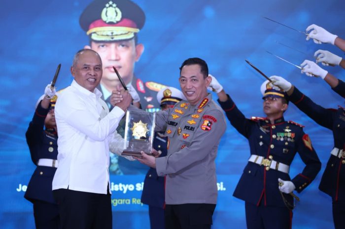 Kapolri Terima Penghargaan Adhi Bhakti Senapati dari BSSN