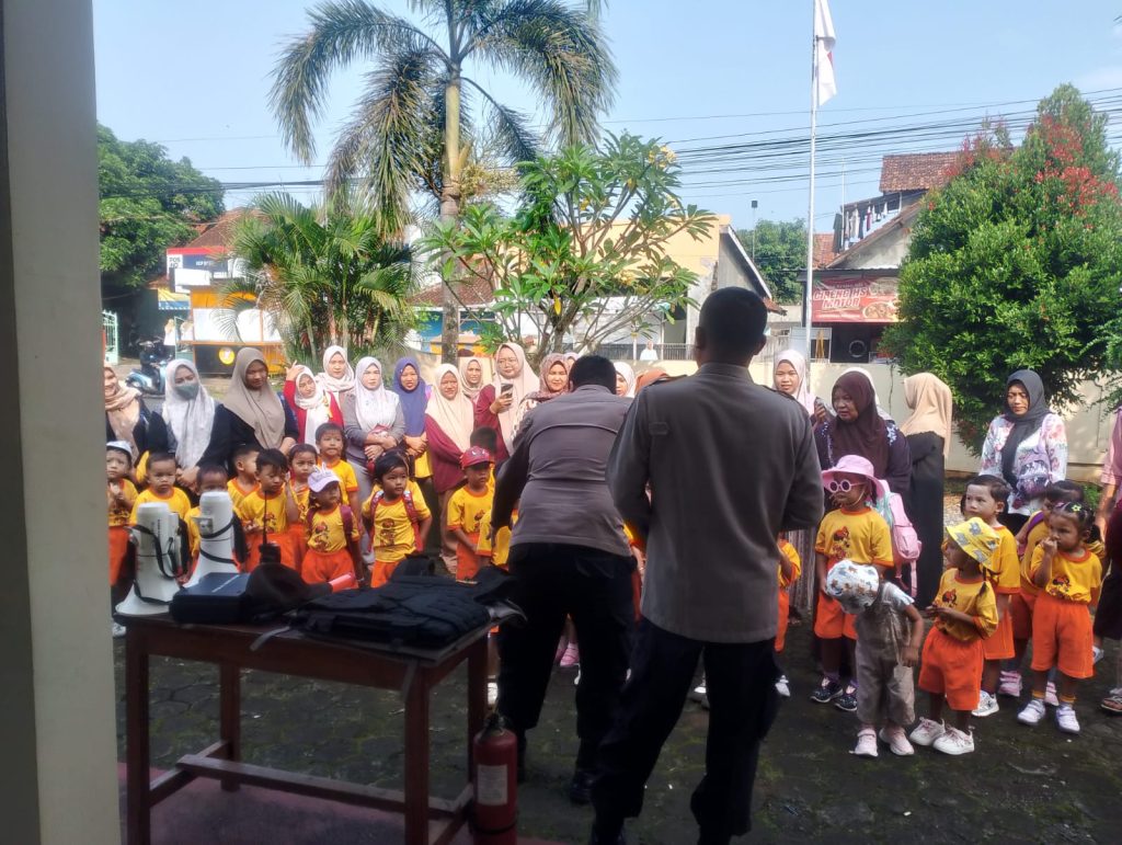 Disambut Hangat Polisi, Anak-anak PAUD Ceria Antusias Kunjungi Polsek Doro