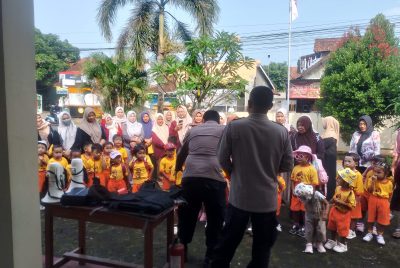 Disambut Hangat Polisi, Anak-anak PAUD Ceria Antusias Kunjungi Polsek Doro