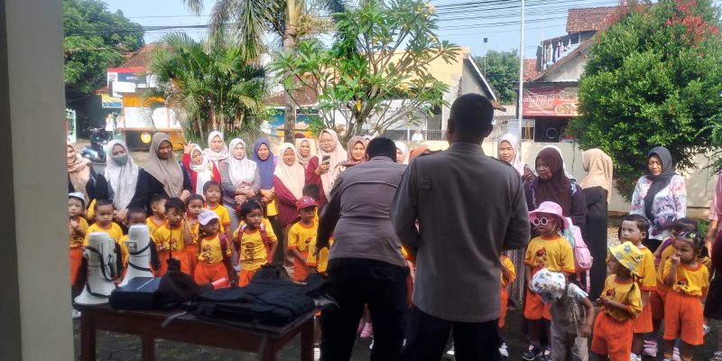 Disambut Hangat Polisi, Anak-anak PAUD Ceria Antusias Kunjungi Polsek Doro