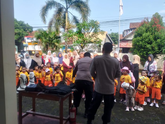Disambut Hangat Polisi, Anak-anak PAUD Ceria Antusias Kunjungi Polsek Doro