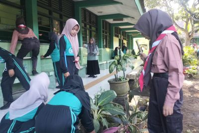 Budayakan Kebersihan Lingkungan Sekolah, SMPN 1 Grogol Libatkan Seluruh Warga Sekolah