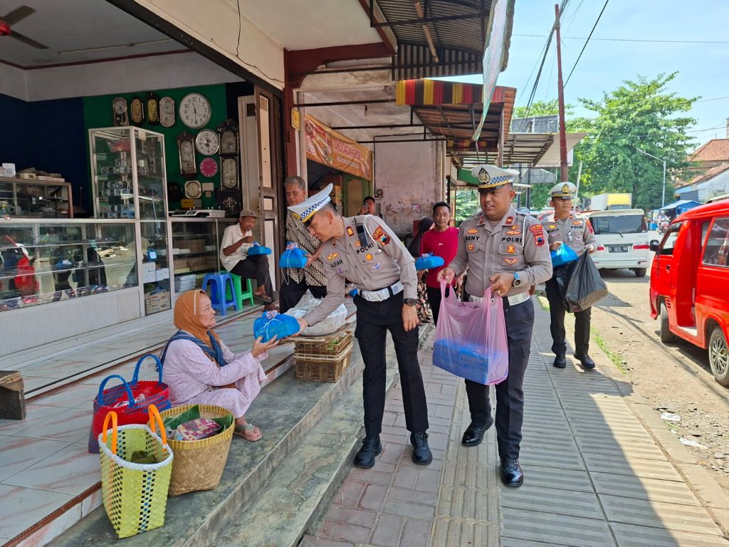 Aksi Humanis Polisi Lalu Lintas di Pekalongan, Bagikan Nasi Kotak kepada Warga Membutuhkan