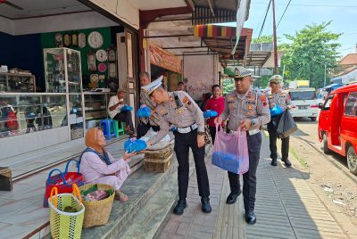 Aksi Humanis Polisi Lalu Lintas di Pekalongan, Bagikan Nasi Kotak kepada Warga Membutuhkan