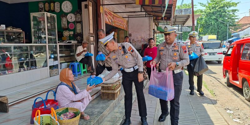 Aksi Humanis Polisi Lalu Lintas di Pekalongan, Bagikan Nasi Kotak kepada Warga Membutuhkan
