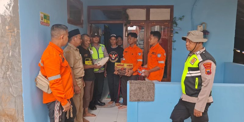 Polsek Paninggaran Bersama Instansi Terkait Salurkan Bantuan Sembako Kepada Warga Terdampak Longsor di Desa Sawangan