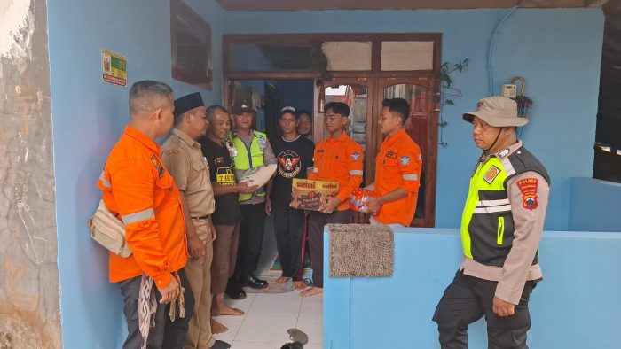 Polsek Paninggaran Bersama Instansi Terkait Salurkan Bantuan Sembako Kepada Warga Terdampak Longsor di Desa Sawangan