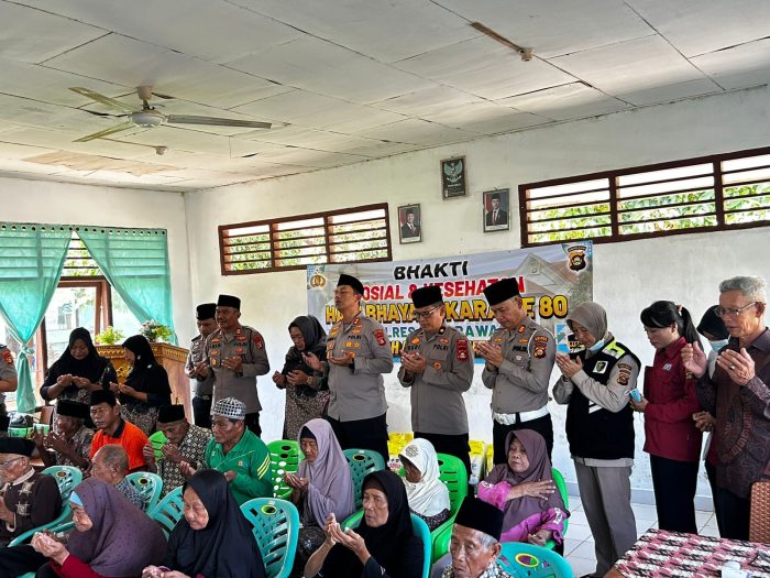 Perkuat Ketahanan Sosial, Polda Sumsel Salurkan Bantuan dan Cek Kesehatan Warga