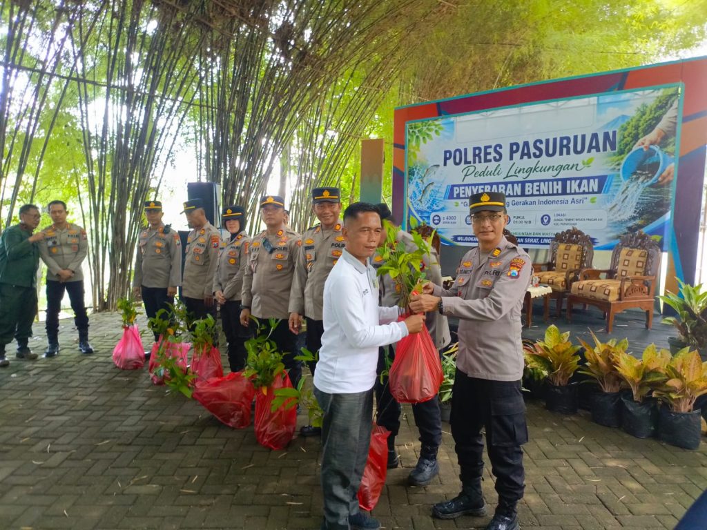 Dukung Gerakan Indonesia Asri, Polres Pasuruan Tebar 6.000 Benih Ikan dan Bagikan Bibit Pohon