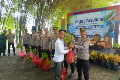 Dukung Gerakan Indonesia Asri, Polres Pasuruan Tebar 6.000 Benih Ikan dan Bagikan Bibit Pohon