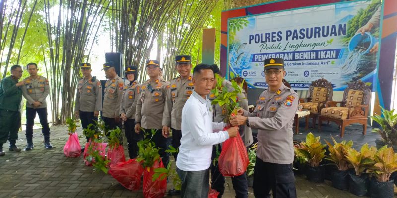 Dukung Gerakan Indonesia Asri, Polres Pasuruan Tebar 6.000 Benih Ikan dan Bagikan Bibit Pohon