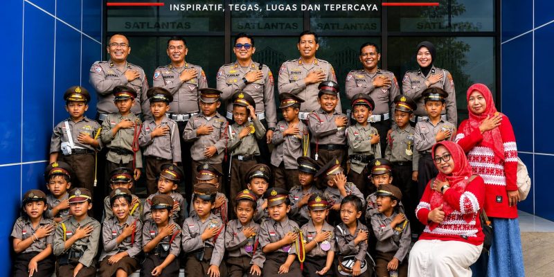 Polisi Sahabat Anak, Satlantas Polresta Sidoarjo Edukasi Tertib Lalu Lintas Siswa TK DWP Sedati Agung