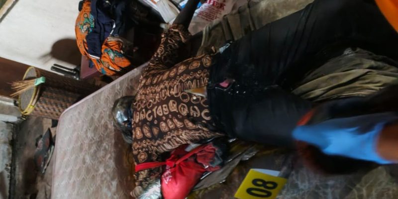 Polsek Genteng Surabaya Bantu Evakuasi Jenazah yang Ditemukan di Ruko Jalan Blauran