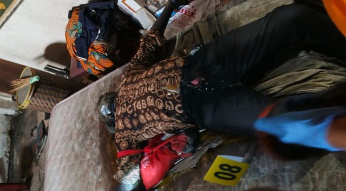 Polsek Genteng Surabaya Bantu Evakuasi Jenazah yang Ditemukan di Ruko Jalan Blauran