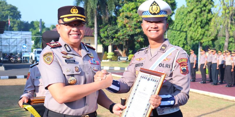 Kapolres Pekalongan Berikan Penghargaan Kepada 10 Personel Berprestasi, Dorong Peningkatan Pelayanan Publik
