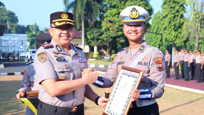 Kapolres Pekalongan Berikan Penghargaan Kepada 10 Personel Berprestasi, Dorong Peningkatan Pelayanan Publik