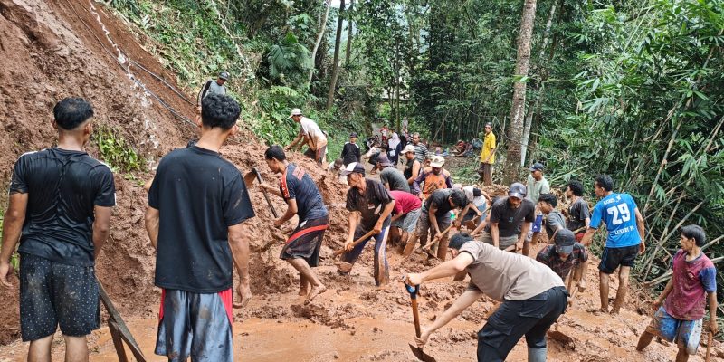 Sinergitas Polisi dan Warga, Polsek Kajen Evakuasi Longsor Dapuran Bambu di Linggoasri