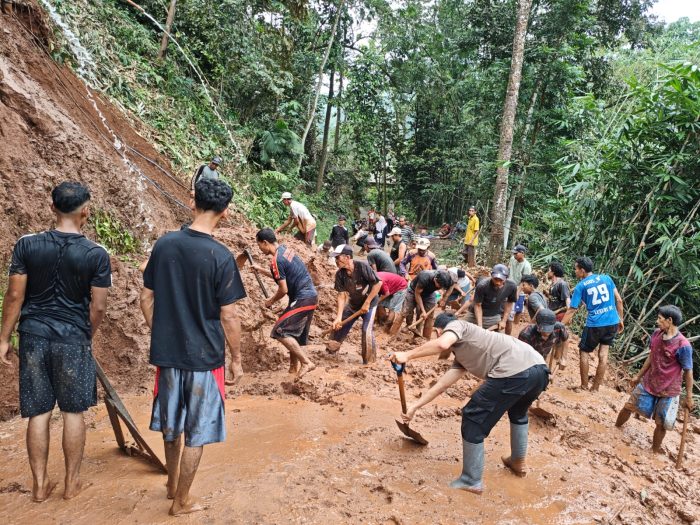 Sinergitas Polisi dan Warga, Polsek Kajen Evakuasi Longsor Dapuran Bambu di Linggoasri