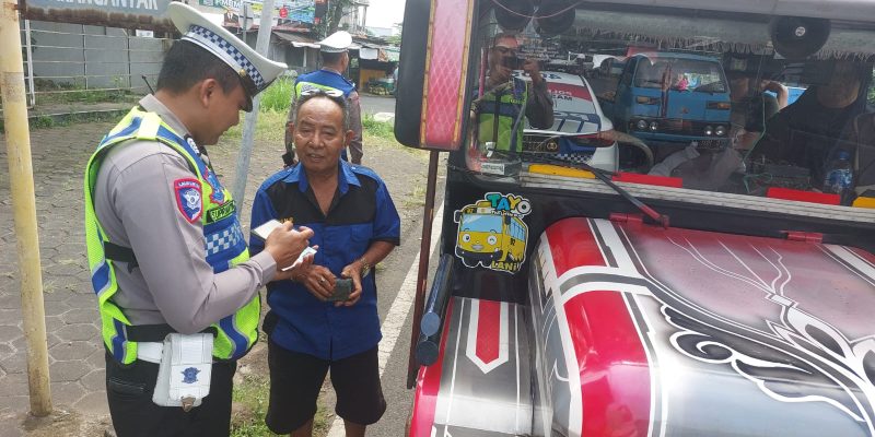 Patroli Satlantas Polres Pekalongan Tertibkan Kereta Kelinci di Jalan Raya, Utamakan Keselamatan Penumpang